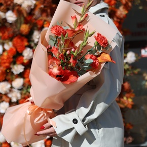 Букет "На закате дня" из гладиолусов, калл, гиперикума и диантусов в Старой Купавне