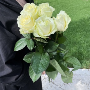 Букет из 5 белых роз (70 см) в Старой Купавне