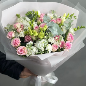 Букет "Особый случай " из ароматных маттиол, фрезий и кустовых роз в Старой Купавне