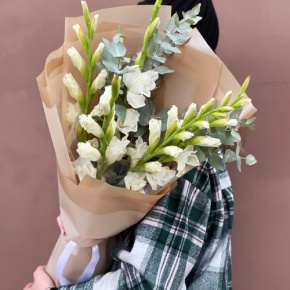 Букет из 5 белых гладиолусов и эвкалипта в Старой Купавне