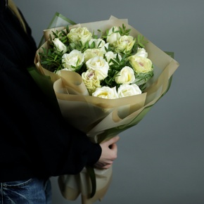 Букет "Дарли" из роз и брассики в Старой Купавне