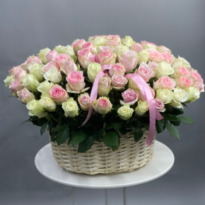 Композиция в корзине из 101 кенийской розы пастельный микс (40 см) в Старой Купавне