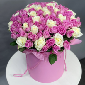 Композиция в шляпной коробке из 151 розы кения микс в Старой Купавне