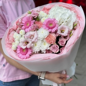 Букет "Розовые облака" из хризантемы, кустовых роз, диантусов, гортензии и эустом в Старой Купавне