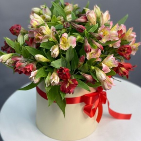 Композиция в шляпной коробке из 21 альстромерии в Старой Купавне