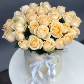 Композиция в шляпной коробке из 35 кремовых кенийских роз в Старой Купавне