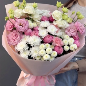 Букет "Задыхаюсь от нежности" из хризантемы, кустовых пионовидных роз, диантусов и эустом в Старой Купавне