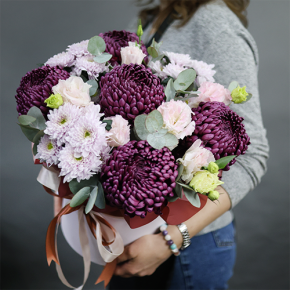 Композиция в шляпной коробке "Наденька" из хризантем Бигоуди, эустом и эвкалипта в Старой Купавне