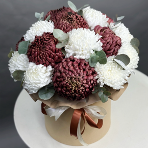 Композиция в шляпной коробке из 19 хризантем  в Старой Купавне