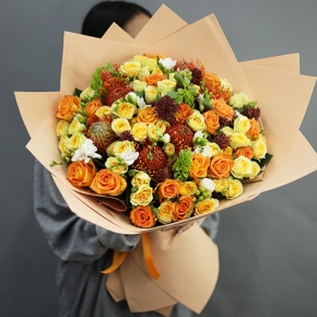 Букет "Осенние грёзы" из лейко, роз, фрезий, скиммии, молюцеллы и лейко в Старой Купавне