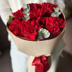 Букет "Красная пантера" из 7 роз Эквадор и эвкалипта в Старой Купавне
