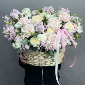Композиция в корзине из роз Эквадор и ароматных маттиол в Старой Купавне