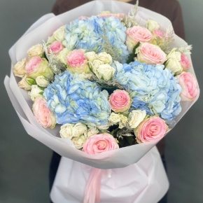 Букет "Легкий ветерок" из роз, конифера и гортензий в Старой Купавне