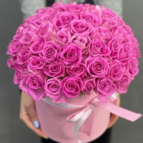 Композиция в шляпной коробке из 71 кенийской розы в Старой Купавне