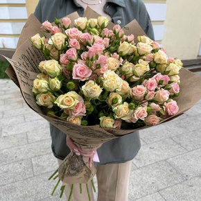 Букет из 19 кустовых роз в крафте (60 см) в Старой Купавне