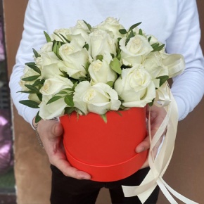 Композиция в шляпной коробке из 25 белых роз в Старой Купавне