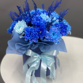 Композиция в шляпной коробке "Магия синего" из хризантем и конифера в Старой Купавне