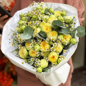 Букет "Иветта" из лимонных пионовидных кустовых роз и ромашек в Старой Купавне