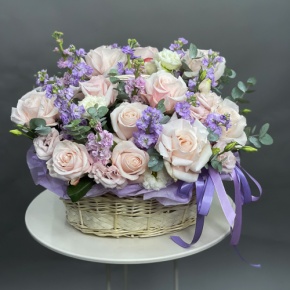Композиция в корзине из французских роз и ароматных маттиол в Старой Купавне