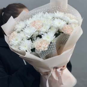 Букет из хризантем и диантусов пудра в Старой Купавне