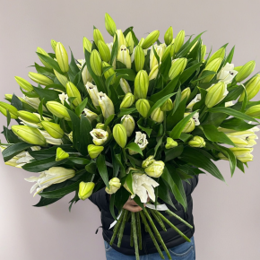 Объемный букет из 27 ароматных белых лилий в Старой Купавне