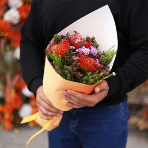 Букет "Капс" из лейко и экзотики в Старой Купавне