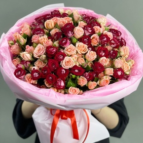 Букет "Рубиновый гранит" из 35 кустовых роз микс (50 см) в Старой Купавне