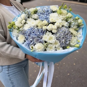 Букет "Голубые облака" из хризантемы, диантусов, Голландской гортензии, дельфиниума и эустомы в Старой Купавне