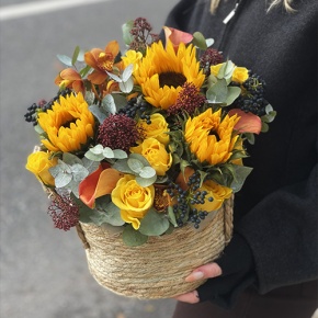 Композиция в сумке "Тональность" из подсолнухов, калл, ягод вибирнума, лимонных роз, скиммии и орхидеи в Старой Купавне