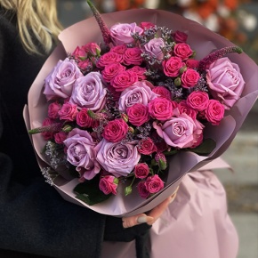 Букет "Малиновый вечер" из кустовых малиновых роз, вероники, лимониума и роз Меритим в Старой Купавне