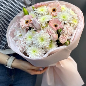 Букет "Дружба" из хризантемы, пионовидной лилии, гербер, диантусов и кустовых роз в Старой Купавне