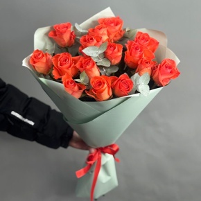 Букет из 15 морковных роз с эвкалиптом (50 см) в Старой Купавне