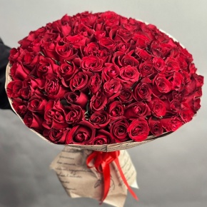 Букет 101 красная роза Кения в крафте (50 см) в Старой Купавне