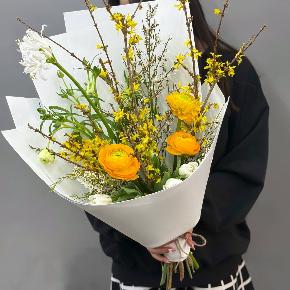 Весенний букет с желтыми ранункулюсами и цветущими ветками форзиции в Старой Купавне