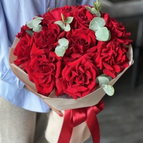 Букет "Красная пантера" из 13 роз Эквадор и эвкалипта в Старой Купавне