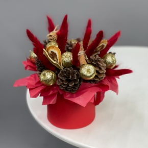 Композиция в шляпной коробке "Глинтвейн золото" из шишек, корицы и лагуруса в Старой Купавне