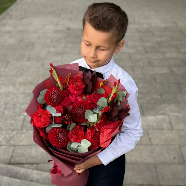 Букет с георгинами, розами и леукадендроном в Старой Купавне