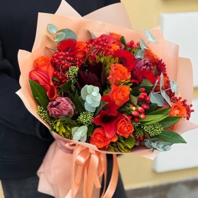Букет "Красный закат" из калл, роз, калины, скиммии, гиперикума, сафари, гербер и капса в Старой Купавне