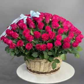 Композиция в корзине из 151 малиновой розы в Старой Купавне