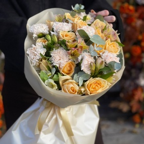 Букет "Пломбирный" из роз Аваланж, диантусов, альстромерий и эвкалипта в Старой Купавне