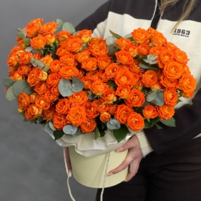 Композиция в шляпной коробке "Закат" из кустовых роз и эвкалипта в Старой Купавне