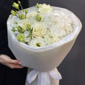 Букет "Нега" из Голландской гортензии, роз и эустом в Старой Купавне