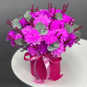 Композиция в шляпной коробке "Магия розового" из хризантем и лаванды в Старой Купавне