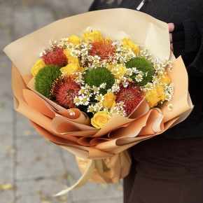 Букет "Зельда" из диантусов Lux, лимонных роз, лейко и ромашек в Старой Купавне