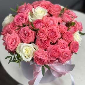 Композиция в шляпной коробке из белых и кустовых коралловых роз в Старой Купавне