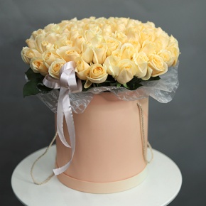 Композиция в шляпной коробке из 101 кремовой розы в Старой Купавне