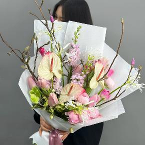 Авторский букет с антуриумами, ранункулюсами и цветущими ветками магнолии в Старой Купавне
