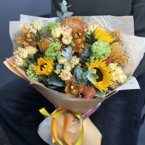 Букет "Сочиняй мечты" из подсолнухов, лейко, вибирнума, орхидей, калл, кустовых роз и талинума в Старой Купавне