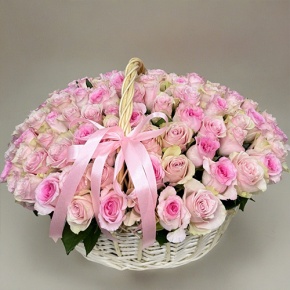 Композиция в корзине из 101 кенийской розы нежный микс (40 см) в Старой Купавне