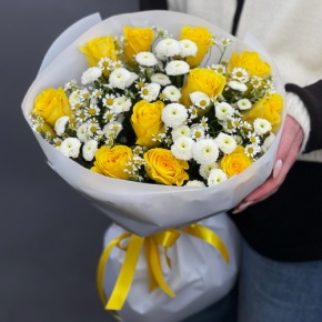 Букет "Синди" из лимонных роз, ромашек и хризантем сантини в Старой Купавне